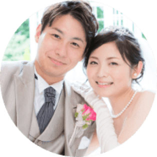 結婚したカップルの画像