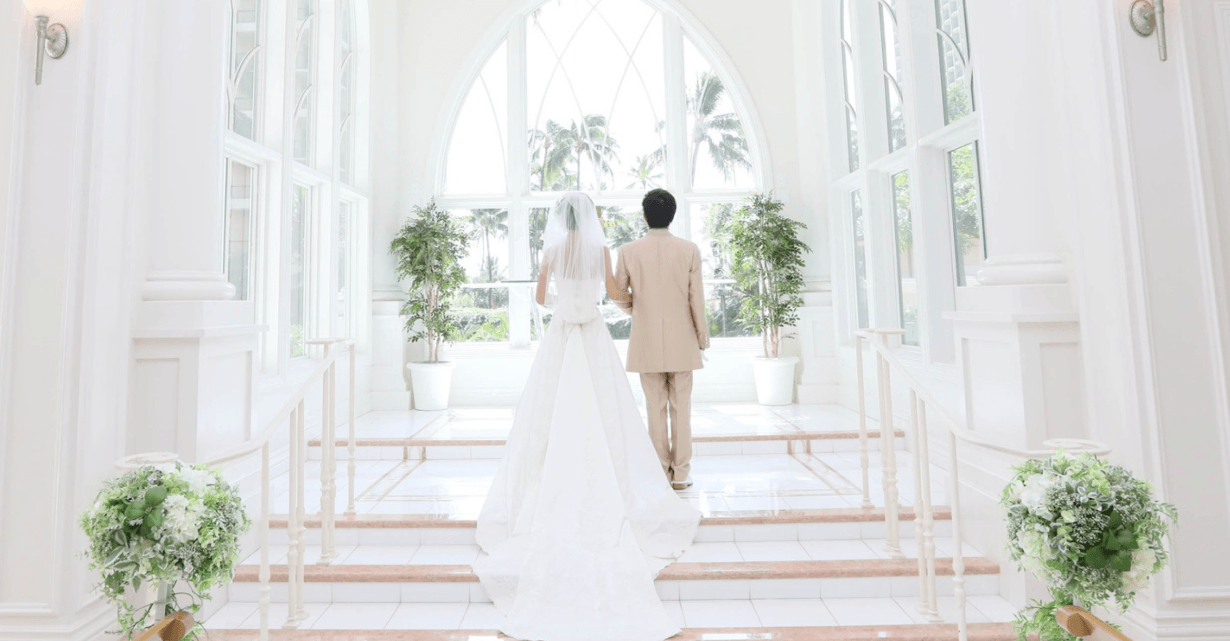 結婚式場を歩く新郎新婦